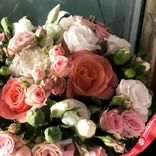 Маленькое фото 3: Букет из роз, лизиантуса, гиперикума в коробке «Лучик любви»